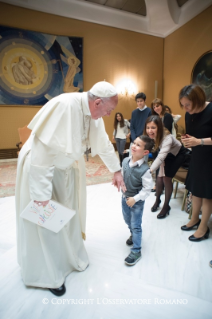 16-Encuentro con un grupo de chicos y chicas ingresados en el hospital pediátrico «Bambino Gesù» de Roma