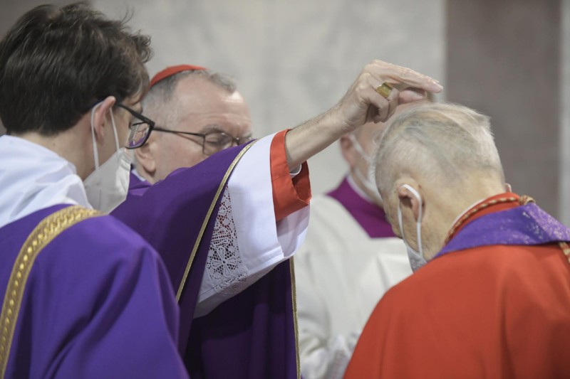 Parolin impone la ceniza