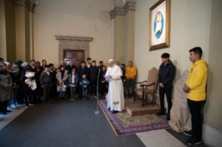 2-Le Pape rencontre r&#xe9;fugi&#xe9;s r&#xe9;cemment arriv&#xe9;s de Lesbos avec les couloirs humanitaires