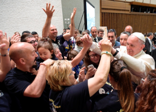 12-Aux participants au Congr&#xe8;s pour les personnes handicap&#xe9;es, organis&#xe9; par la Conf&#xe9;rence &#xe9;piscopale italienne