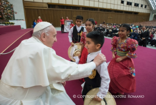 2-Salut aux volonatires, aux parents et aux enfants du dispensaire Sainte-Marthe au Vatican