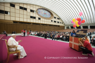 3-Salut aux volonatires, aux parents et aux enfants du dispensaire Sainte-Marthe au Vatican