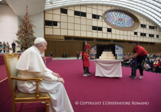 1-Salut aux volonatires, aux parents et aux enfants du dispensaire Sainte-Marthe au Vatican
