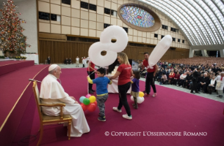 0-Salut aux volonatires, aux parents et aux enfants du dispensaire Sainte-Marthe au Vatican