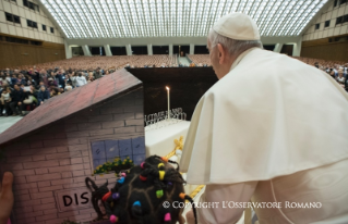 7-Salut aux volonatires, aux parents et aux enfants du dispensaire Sainte-Marthe au Vatican