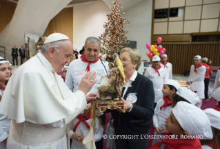 8-Salut aux volonatires, aux parents et aux enfants du dispensaire Sainte-Marthe au Vatican