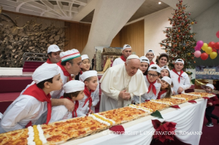 9-Salut aux volonatires, aux parents et aux enfants du dispensaire Sainte-Marthe au Vatican