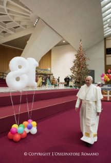 14-Salut aux volonatires, aux parents et aux enfants du dispensaire Sainte-Marthe au Vatican