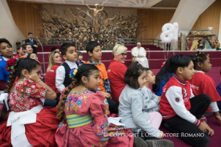12-Salut aux volonatires, aux parents et aux enfants du dispensaire Sainte-Marthe au Vatican