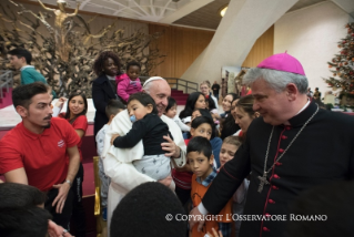 10-Salut aux volonatires, aux parents et aux enfants du dispensaire Sainte-Marthe au Vatican