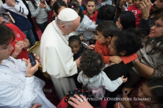 11-Salut aux volonatires, aux parents et aux enfants du dispensaire Sainte-Marthe au Vatican
