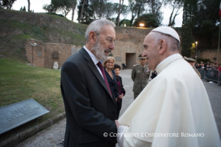 0-Momento de oración del Santo Padre en el Mausoleo de las Fosas Ardeatinas por las víctimas de la masacre del 24 de marzo de 1944