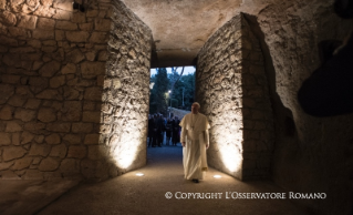 4-Momento de oración del Santo Padre en el Mausoleo de las Fosas Ardeatinas por las víctimas de la masacre del 24 de marzo de 1944