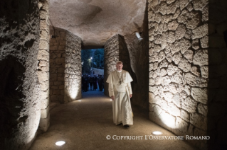 5-Momento de oración del Santo Padre en el Mausoleo de las Fosas Ardeatinas por las víctimas de la masacre del 24 de marzo de 1944