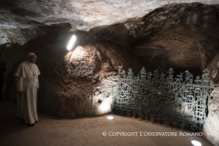 2-Momento de oración del Santo Padre en el Mausoleo de las Fosas Ardeatinas por las víctimas de la masacre del 24 de marzo de 1944