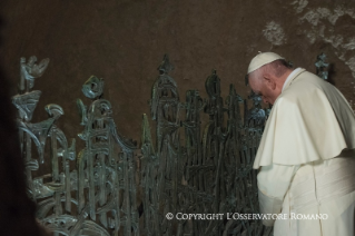 7-Momento de oración del Santo Padre en el Mausoleo de las Fosas Ardeatinas por las víctimas de la masacre del 24 de marzo de 1944