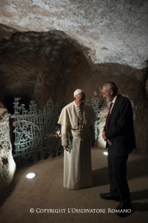 10-Momento de oración del Santo Padre en el Mausoleo de las Fosas Ardeatinas por las víctimas de la masacre del 24 de marzo de 1944