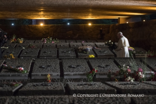 9-Momento de oración del Santo Padre en el Mausoleo de las Fosas Ardeatinas por las víctimas de la masacre del 24 de marzo de 1944