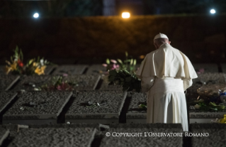 11-Momento de oración del Santo Padre en el Mausoleo de las Fosas Ardeatinas por las víctimas de la masacre del 24 de marzo de 1944