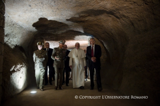 16-Momento de oración del Santo Padre en el Mausoleo de las Fosas Ardeatinas por las víctimas de la masacre del 24 de marzo de 1944