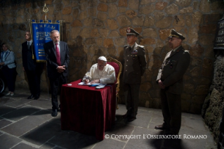 21-Momento de oración del Santo Padre en el Mausoleo de las Fosas Ardeatinas por las víctimas de la masacre del 24 de marzo de 1944