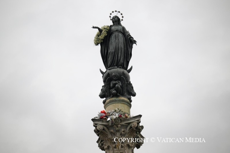 Devant l'Immaculée, le Pape prie pour les femmes et les mères dans le monde Cq5dam.web.800.800