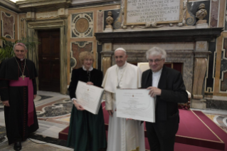 8-An die vatikanische Stiftung "Joseph Ratzinger - Benedikt XVI." aus Anlass der Verleihung des Ratzinger-Preises