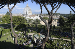 4-O Papa Francisco preside a oração do Santo Rosário nos Jardins do Vaticano