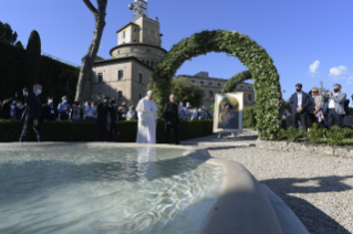 2-O Papa Francisco preside a oração do Santo Rosário nos Jardins do Vaticano
