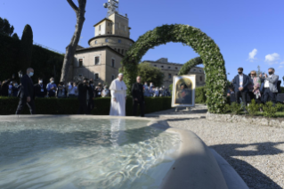 2-Pope Francis presides over the recitation of the Holy Rosary