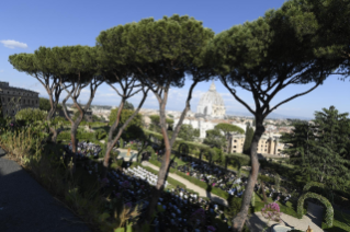 8-O Papa Francisco preside a oração do Santo Rosário nos Jardins do Vaticano