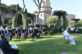 11-El Papa Francisco preside el rezo del Santo Rosario al final del mes mariano