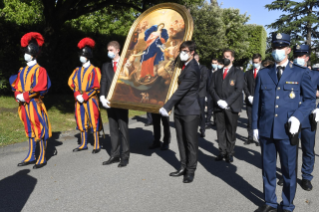 13-Le Pape François préside la récitation du chapelet