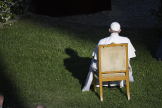 16-El Papa Francisco preside el rezo del Santo Rosario al final del mes mariano
