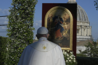 21-El Papa Francisco preside el rezo del Santo Rosario al final del mes mariano