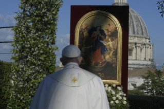 21-Pope Francis presides over the recitation of the Holy Rosary