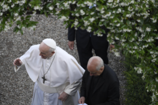 22-O Papa Francisco preside a oração do Santo Rosário nos Jardins do Vaticano
