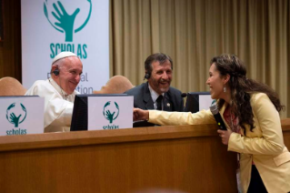 21-An die Teilnehmer des Weltkongresses der Päpstlichen Stiftung "Scholas Occurrentes"