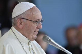 10-Meeting and prayer of the Holy Father with young Italians