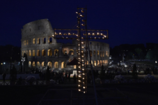 1-Via-Sacra presidida pelo Santo Padre no Coliseu de Roma - Sexta-feira Santa 