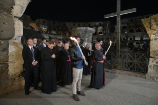 12-Via-Sacra presidida pelo Santo Padre no Coliseu de Roma - Sexta-feira Santa 