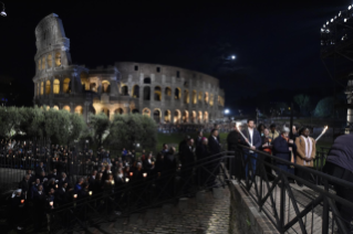 25-Via-Sacra presidida pelo Santo Padre no Coliseu de Roma - Sexta-feira Santa 