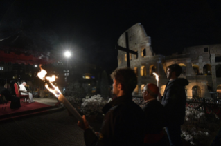 26-Via-Sacra presidida pelo Santo Padre no Coliseu de Roma - Sexta-feira Santa 