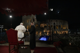 31-Via-Sacra presidida pelo Santo Padre no Coliseu de Roma - Sexta-feira Santa 