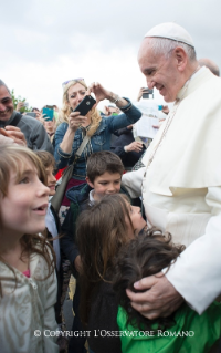 17-Parole del Santo Padre durante la visita al "Villaggio per la Terra"