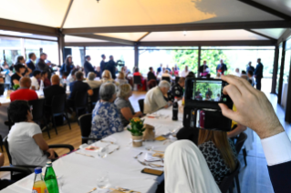 1-Pranzo con i Poveri assistiti dalla Diocesi di Albano e con gli Operatori della Caritas Diocesana 