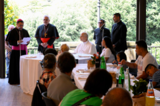 4-Pranzo con i Poveri assistiti dalla Diocesi di Albano e con gli Operatori della Caritas Diocesana 