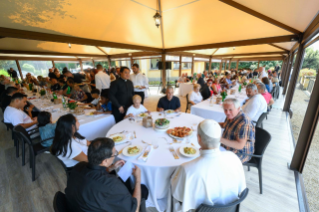 8-Pranzo con i Poveri assistiti dalla Diocesi di Albano e con gli Operatori della Caritas Diocesana 