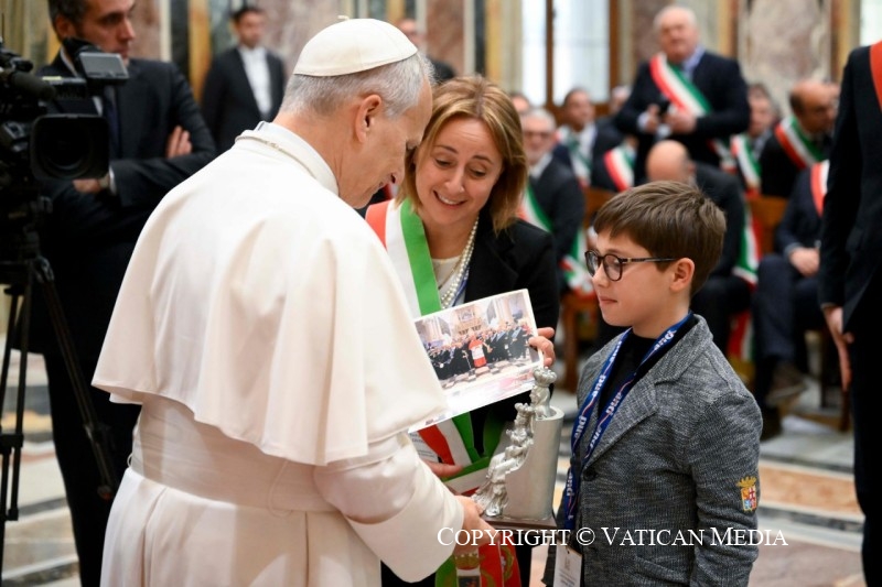2-A los miembros de la Asociaci&oacute;n Nacional de Municipios Italianos (ANCI) 