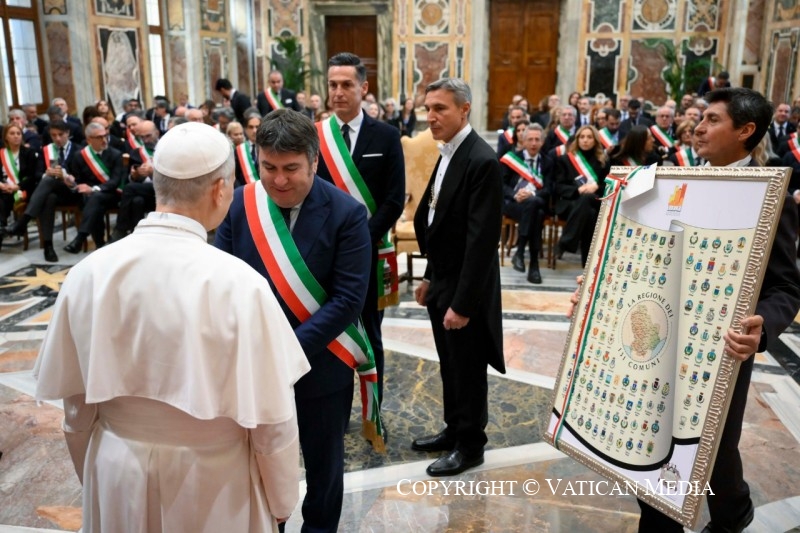 8-A los miembros de la Asociaci&oacute;n Nacional de Municipios Italianos (ANCI) 